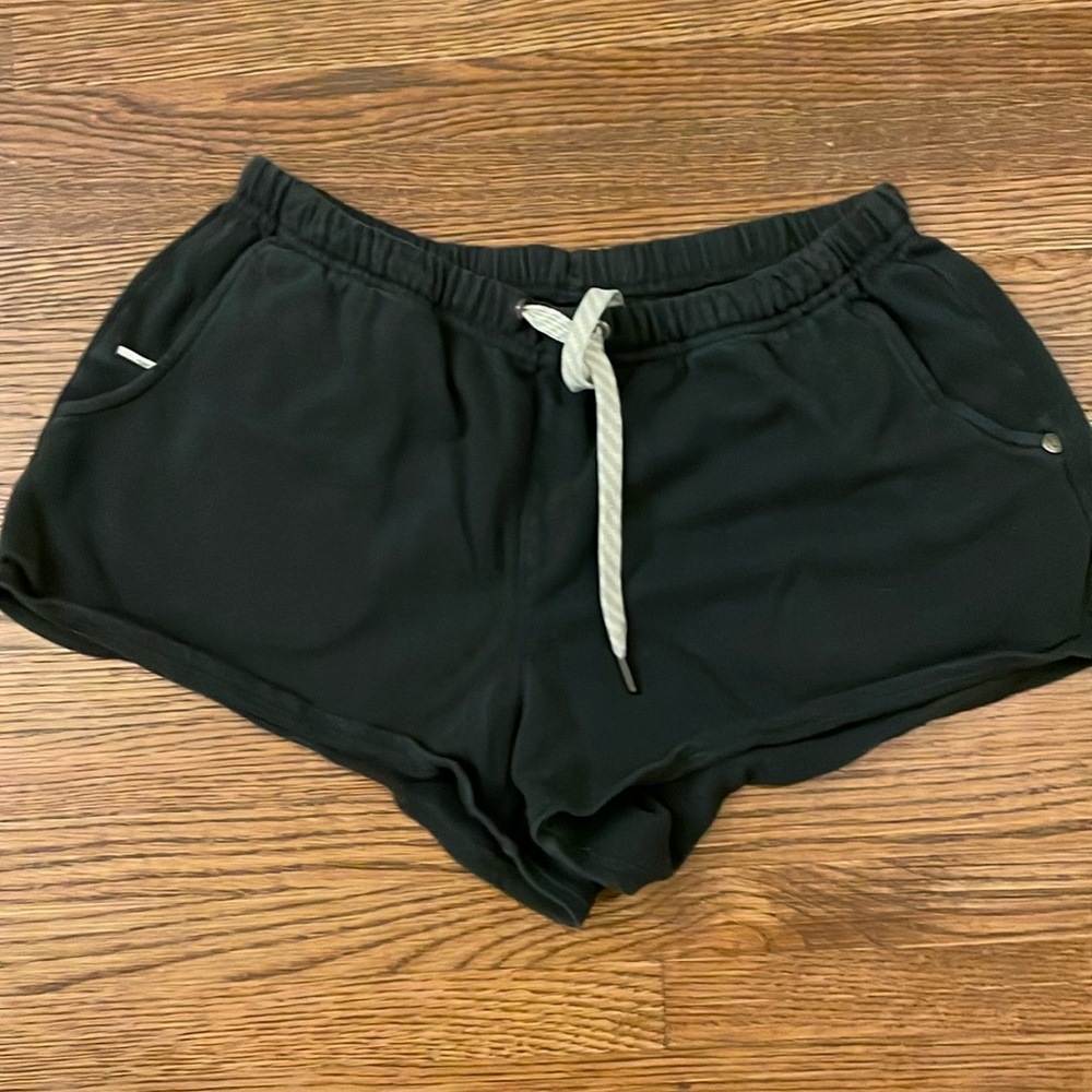 Vuori charcoal shorts size small